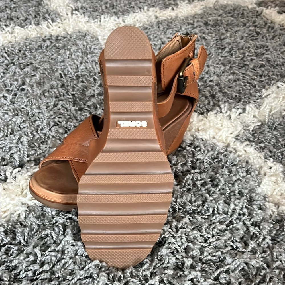 Sorel Tan Sandals with Cross-Strap Design - Picture 3 of 5